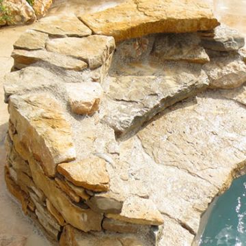 Réalisation d'une cascade en pierre au bord de piscine - Saint Canadet