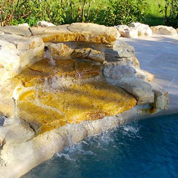 Réalisation d'une cascade en pierre au bord de piscine - Saint Canadet