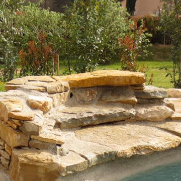 Réalisation d'une cascade en pierre au bord de piscine - Saint Canadet