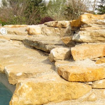 Réalisation d'une cascade en pierre au bord de piscine - Saint Canadet