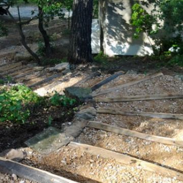 Aménagement d'un escalier en bois pour accéder à une cabane dans les arbres - Charleval