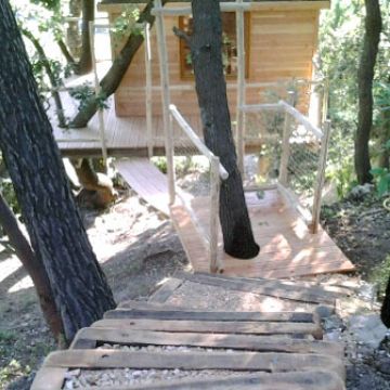 Aménagement d'un escalier en bois pour accéder à une cabane dans les arbres