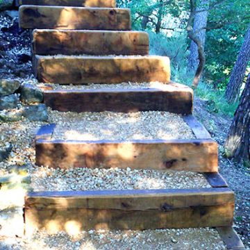 Aménagement d'un escalier en bois pour accéder à une cabane dans les arbres