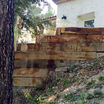 Aménagement d'un escalier en bois pour accéder à une cabane dans les arbres