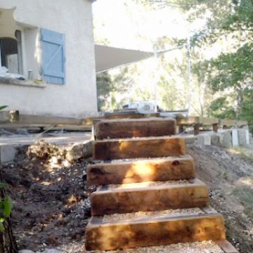 Aménagement d'un escalier en bois pour accéder à une cabane dans les arbres