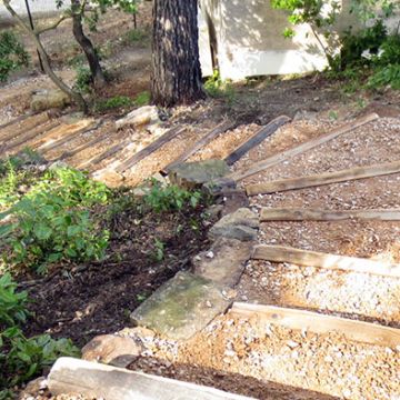 Aménagement d'un escalier en bois pour accéder à une cabane dans les arbres