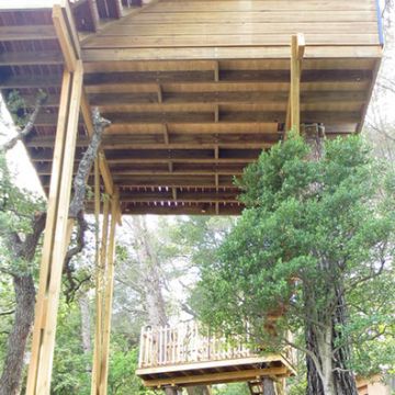 Après l'aménagement d'un escalier en bois pour accéder à une cabane dans les arbres