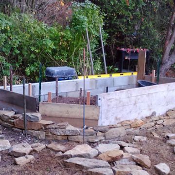 Réalisation en cours d'une bordure de jardin - Cadenet