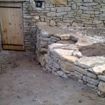 Réalisation en pierre d'un mur et d'un local piscine semi enterré - Luynes