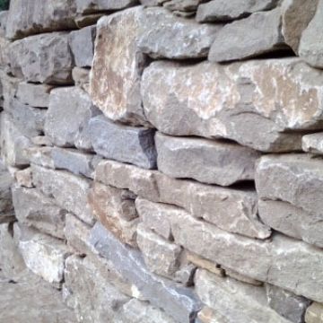 Intégration d'un escalier dans un mur en pierres sèches - Lambesc