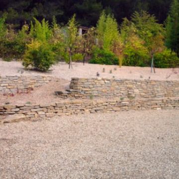 Aménagement d'un jardin au style méditerranéen avec construction de murets en pierre sèche - Lauris