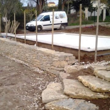 Réalisation en pierre d'un mur et d'un local piscine semi enterré - Luynes