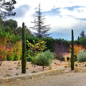 Aménagement d'un jardin au style méditerranéen avec construction de murets en pierre sèche - Lauris