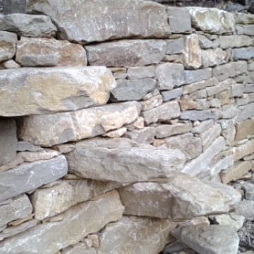 Intégration d'un escalier dans un mur en pierres sèches - Lambesc