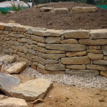 Réalisation d'un muret en pierres sèches - Luynes