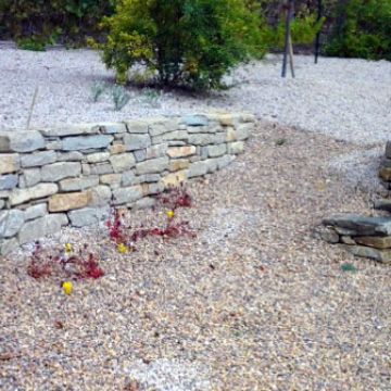 Aménagement d'un jardin au style méditerranéen avec construction de murets en pierre sèche - Lauris