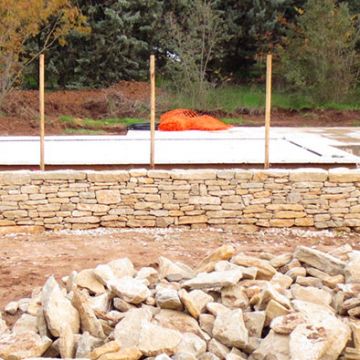 Réalisation en pierre d'un mur et d'un local piscine semi enterré - Luynes