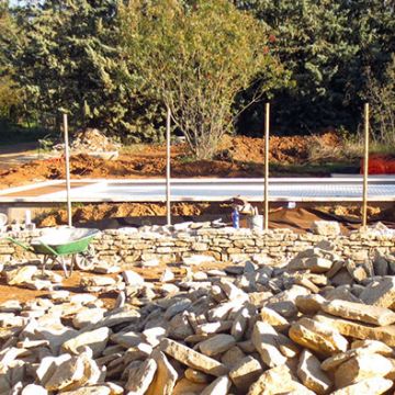 Réalisation en pierre d'un mur et d'un local piscine semi enterré - Luynes