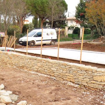 Réalisation en pierre d'un mur et d'un local piscine semi enterré - Luynes