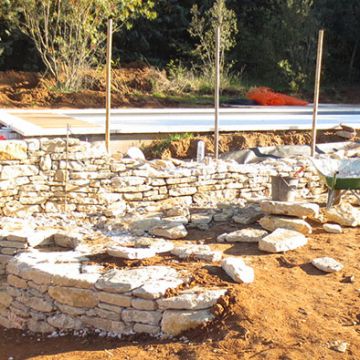 Réalisation en pierre d'un mur et d'un local piscine semi enterré - Luynes