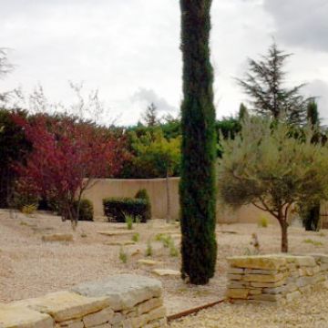 Aménagement d'un jardin au style méditerranéen avec construction de murets en pierre sèche - Lauris