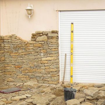 Meyreuil - Pendant la création d'un parement mural en pierres