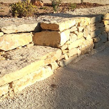 Jouques - Aménagement d'un jardin de maison avec muret en pierres