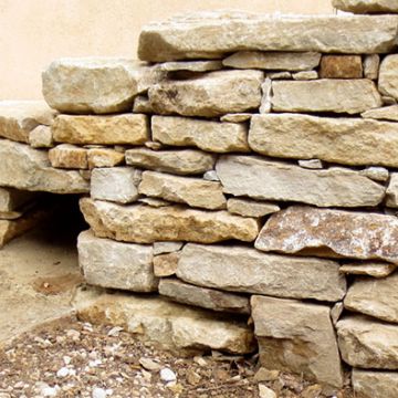 Mimet - Réalisation d'un muret d'angle en pierre à l'entrée d'une propriété