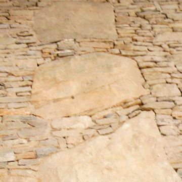 Lacoste - Pendant réalisation d'un parterre en calade de pierres et galets à l'entrée d'une maison