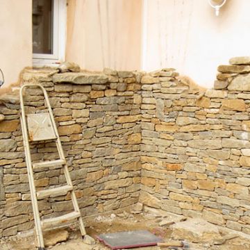 Meyreuil - Pendant la création d'un parement mural en pierres