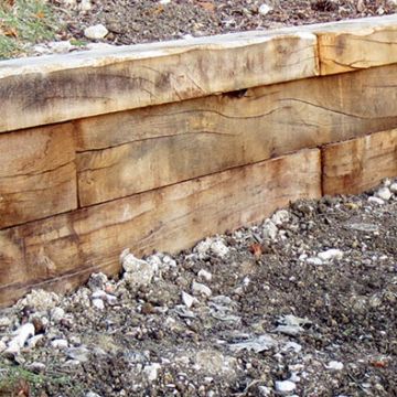 Jouques - Aménagement d'un jardin de maison avec muret en bois