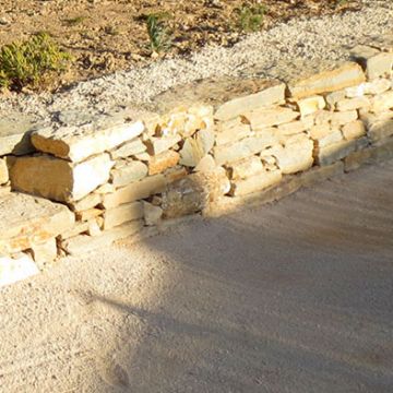 Jouques - Aménagement d'un jardin de maison avec muret en pierres