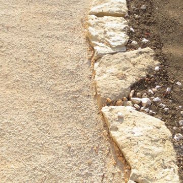 Jouques - Aménagement d'un jardin de maison avec bordure en pierres