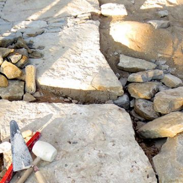 Lacoste - Pendant réalisation d'un parterre en calade de pierres et galets à l'entrée d'une maison