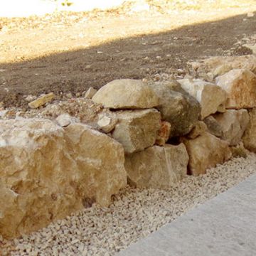 Jouques - Aménagement d'un jardin de maison avec muret en pierres