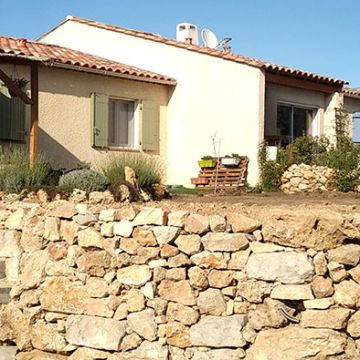 Lauris - Création d'un mur en pierre et son escalier en bois