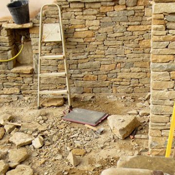 Meyreuil - Pendant la création d'un parement mural en pierres