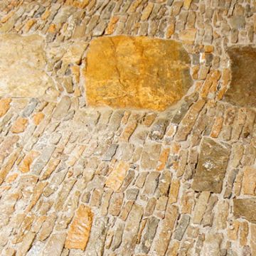 Lacoste - Réalisation d'un parterre en calade de pierres et galets à l'entrée d'une maison