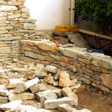 Meyreuil - Pendant la création d'un parement mural en pierres