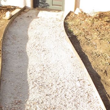 Jouques - Aménagement d'un jardin de maison avec bordures en acier