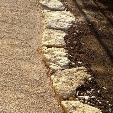 Jouques - Aménagement d'un jardin de maison avec bordure en pierres