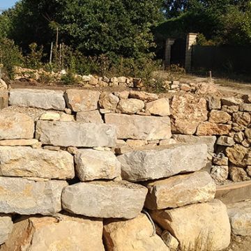 Lauris - Création d'un mur en pierre et son escalier en bois