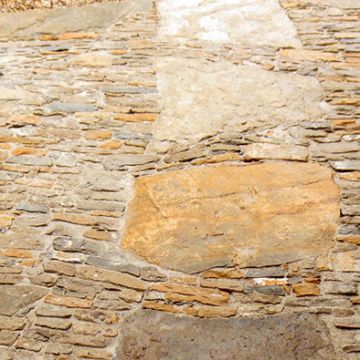 Lacoste - Réalisation d'un parterre en calade de pierres et galets à l'entrée d'une maison