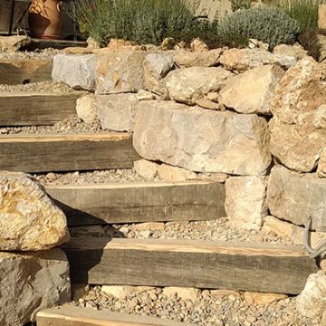 Lauris - Création d'un mur en pierre et son escalier en bois