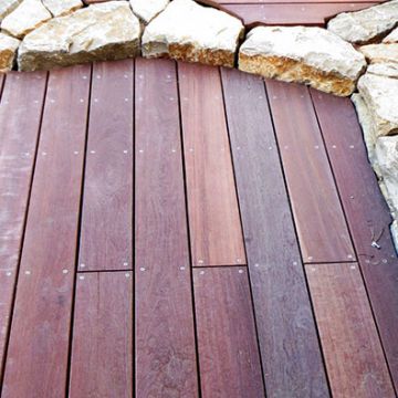 Meyreuil - Création d'une terrasse en pierres et bois