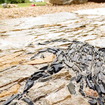 Lacoste - Réalisation d'un parterre en calade de pierres et galets à l'entrée d'une maison