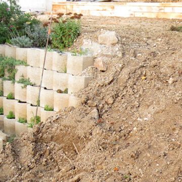 Jouques - Avant aménagement d'un jardin de maison avec création d'un escalier