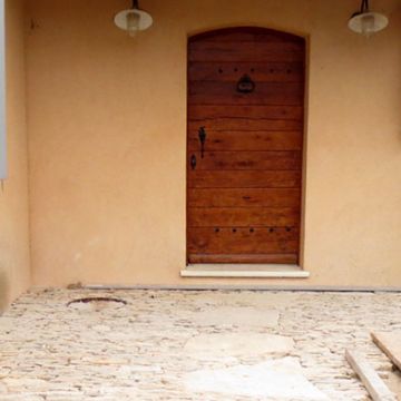 Lacoste - Pendant réalisation d'un parterre en calade de pierres et galets à l'entrée d'une maison