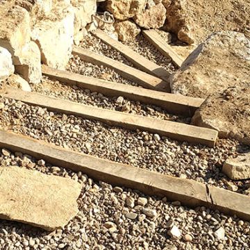 Lauris - Création d'un mur en pierre et son escalier en bois