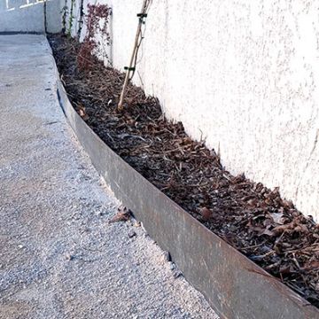 Jouques - Aménagement d'un jardin de maison avec bordure en acier